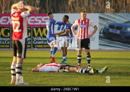 Nicke Kabamba von Hartlepool United feiert mit Josh Hawkes, nachdem sie beim FA Cup-Spiel zwischen Exeter City und Hartlepool United am Sonntag, dem 1.. Dezember 2019, im St James' Park in Exeter ihr zweites und gleichmäßiges Tor erzielt hatte. (Foto von Mark Fletcher/MI News/NurPhoto) Stockfoto