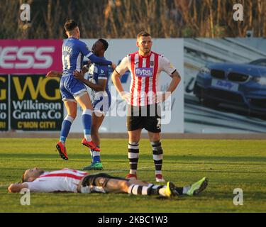 Nicke Kabamba von Hartlepool United feiert mit Josh Hawkes, nachdem sie beim FA Cup-Spiel zwischen Exeter City und Hartlepool United am Sonntag, dem 1.. Dezember 2019, im St James' Park in Exeter ihr zweites und gleichmäßiges Tor erzielt hatte. (Foto von Mark Fletcher/MI News/NurPhoto) Stockfoto