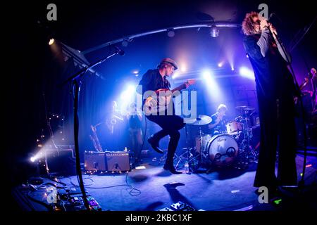 Frans van Zoest (L), Marcel Veenendaal (R) von DI-RECT tritt am 01 2019. Dezember live im Serraglio in Mailand auf. Di-rect ist eine Rockband aus Den Haag, Niederlande, die 1999 gegründet wurde und 20 Millionen Streams in den Niederlanden erreicht hat. Im Jahr 2019, anlässlich des 20. Geburtstages der Band, stehen sie vor ihrer ersten Europatour. (Foto von Mairo Cinquetti/NurPhoto) Stockfoto