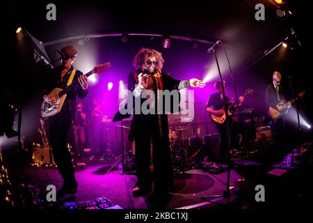 Frans van Zoest (L), Marcel Veenendaal (C), Bas van Wageningen (R) von DI-RECT spielen am 01 2019. Dezember live im Serraglio in Mailand, Italien. Di-rect ist eine Rockband aus Den Haag, Niederlande, die 1999 gegründet wurde und 20 Millionen Streams in den Niederlanden erreicht hat. Im Jahr 2019, anlässlich des 20. Geburtstages der Band, stehen sie vor ihrer ersten Europatour. (Foto von Mairo Cinquetti/NurPhoto) Stockfoto