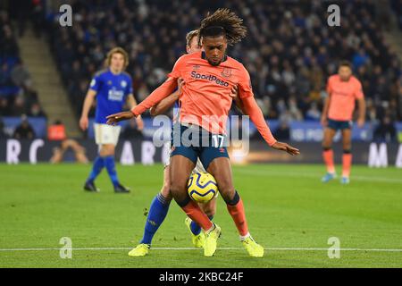 Alex Iwobi (17) von Everton kämpft mit Jonny Evans (6) von Leicester City während des Premier League-Spiels zwischen Leicester City und Everton im King Power Stadium, Leicester am Sonntag, dem 1.. Dezember 2019. (Foto von Jon Hobley/ MI News/NurPhoto) Stockfoto