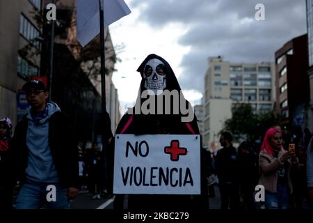 Kolumbianische Ureinwohner und Studenten protestieren anlässlich der Nationalen Arbeitslosigkeit in Bogota, Kolumbien, am 1. Dezember 2019 gegen die Regierung des kolumbianischen Präsidenten Ivan Duque. (Foto von Vanessa Gonzalez/NurPhoto) Stockfoto