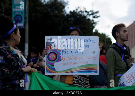 Kolumbianische Ureinwohner und Studenten protestieren anlässlich der Nationalen Arbeitslosigkeit in Bogota, Kolumbien, am 1. Dezember 2019 gegen die Regierung des kolumbianischen Präsidenten Ivan Duque. (Foto von Vanessa Gonzalez/NurPhoto) Stockfoto