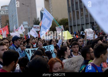 Kolumbianische Ureinwohner und Studenten protestieren anlässlich der Nationalen Arbeitslosigkeit in Bogota, Kolumbien, am 1. Dezember 2019 gegen die Regierung des kolumbianischen Präsidenten Ivan Duque. (Foto von Vanessa Gonzalez/NurPhoto) Stockfoto