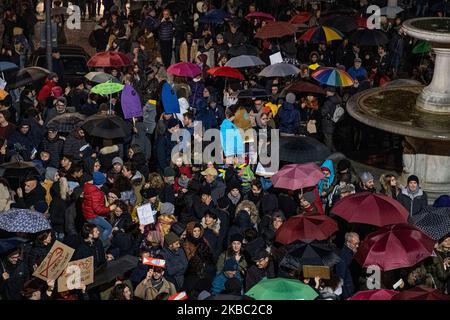 Über 5000 Menschen demonstrierten auf der Piazza delle Erbe in Padua nach den Demonstrationen in Bologna, Parma und anderen italienischen Städten, Die „Sardine“-Bewegung entstand auf Initiative von vier Bologneser Jungen auf Positionen der antifaschistischen Linken in offener Kontroverse mit der politischen Partei Lega und dem ehemaligen Innenminister Matteo Salvini. Padua, Italien, am 1 2019. Dezember (Foto von Roberto Silvino/NurPhoto) (Foto von Roberto Silvino/NurPhoto) Stockfoto