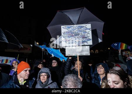 Über 5000 Menschen demonstrierten auf der Piazza delle Erbe in Padua nach den Demonstrationen in Bologna, Parma und anderen italienischen Städten, Die „Sardine“-Bewegung entstand auf Initiative von vier Bologneser Jungen auf Positionen der antifaschistischen Linken in offener Kontroverse mit der politischen Partei Lega und dem ehemaligen Innenminister Matteo Salvini. Padua, Italien, am 1 2019. Dezember (Foto von Roberto Silvino/NurPhoto) (Foto von Roberto Silvino/NurPhoto) Stockfoto