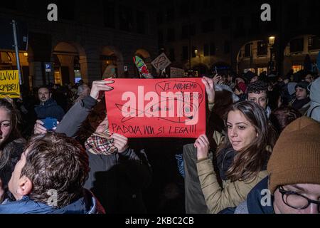 Über 5000 Menschen demonstrierten auf der Piazza delle Erbe in Padua nach den Demonstrationen in Bologna, Parma und anderen italienischen Städten, Die „Sardine“-Bewegung entstand auf Initiative von vier Bologneser Jungen auf Positionen der antifaschistischen Linken in offener Kontroverse mit der politischen Partei Lega und dem ehemaligen Innenminister Matteo Salvini. Padua, Italien, am 1 2019. Dezember (Foto von Roberto Silvino/NurPhoto) (Foto von Roberto Silvino/NurPhoto) Stockfoto