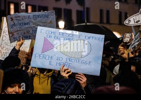 Über 5000 Menschen demonstrierten auf der Piazza delle Erbe in Padua nach den Demonstrationen in Bologna, Parma und anderen italienischen Städten, Die „Sardine“-Bewegung entstand auf Initiative von vier Bologneser Jungen auf Positionen der antifaschistischen Linken in offener Kontroverse mit der politischen Partei Lega und dem ehemaligen Innenminister Matteo Salvini. Padua, Italien, am 1 2019. Dezember (Foto von Roberto Silvino/NurPhoto) (Foto von Roberto Silvino/NurPhoto) Stockfoto