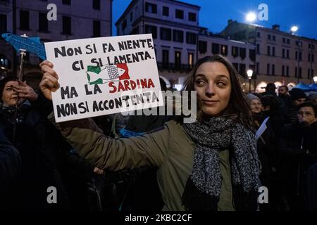 Über 5000 Menschen demonstrierten auf der Piazza delle Erbe in Padua nach den Demonstrationen in Bologna, Parma und anderen italienischen Städten, Die „Sardine“-Bewegung entstand auf Initiative von vier Bologneser Jungen auf Positionen der antifaschistischen Linken in offener Kontroverse mit der politischen Partei Lega und dem ehemaligen Innenminister Matteo Salvini. Padua, Italien, am 1 2019. Dezember (Foto von Roberto Silvino/NurPhoto) (Foto von Roberto Silvino/NurPhoto) Stockfoto