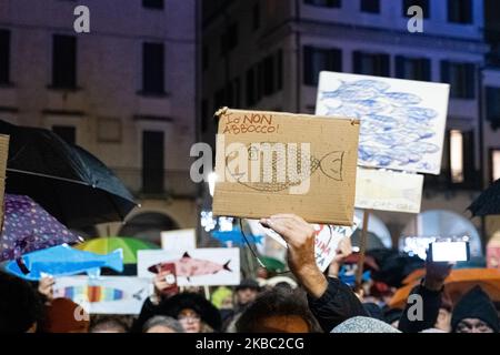 Über 5000 Menschen demonstrierten auf der Piazza delle Erbe in Padua nach den Demonstrationen in Bologna, Parma und anderen italienischen Städten, Die „Sardine“-Bewegung entstand auf Initiative von vier Bologneser Jungen auf Positionen der antifaschistischen Linken in offener Kontroverse mit der politischen Partei Lega und dem ehemaligen Innenminister Matteo Salvini. Padua, Italien, am 1 2019. Dezember (Foto von Roberto Silvino/NurPhoto) (Foto von Roberto Silvino/NurPhoto) Stockfoto