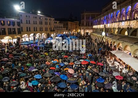 Über 5000 Menschen demonstrierten auf der Piazza delle Erbe in Padua nach den Demonstrationen in Bologna, Parma und anderen italienischen Städten, Die „Sardine“-Bewegung entstand auf Initiative von vier Bologneser Jungen auf Positionen der antifaschistischen Linken in offener Kontroverse mit der politischen Partei Lega und dem ehemaligen Innenminister Matteo Salvini. Padua, Italien, am 1 2019. Dezember (Foto von Roberto Silvino/NurPhoto) (Foto von Roberto Silvino/NurPhoto) Stockfoto