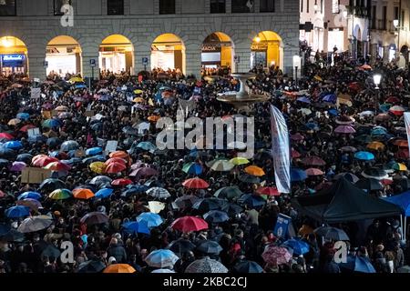 Über 5000 Menschen demonstrierten auf der Piazza delle Erbe in Padua nach den Demonstrationen in Bologna, Parma und anderen italienischen Städten, Die „Sardine“-Bewegung entstand auf Initiative von vier Bologneser Jungen auf Positionen der antifaschistischen Linken in offener Kontroverse mit der politischen Partei Lega und dem ehemaligen Innenminister Matteo Salvini. Padua, Italien, am 1 2019. Dezember (Foto von Roberto Silvino/NurPhoto) (Foto von Roberto Silvino/NurPhoto) Stockfoto