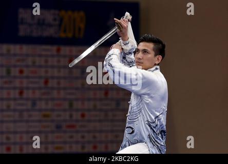 Choon wie Loh aus Malaysia seine Routine für den Wushu Men’s Taijijian Wettbewerb für die Sea Games 30. in Manila am 2. Dezember 2019 durchführt. Loh sackte die Goldmedaille. (Foto von George Calvelo/NurPhoto) Stockfoto