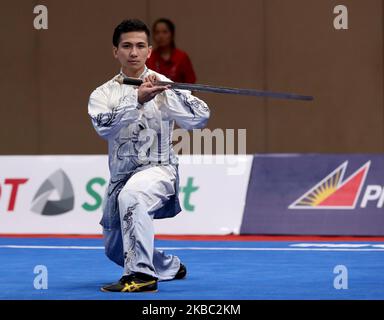 Choon wie Loh aus Malaysia seine Routine für den Wushu Men’s Taijijian Wettbewerb für die Sea Games 30. in Manila am 2. Dezember 2019 durchführt. Loh sackte die Goldmedaille. (Foto von George Calvelo/NurPhoto) Stockfoto