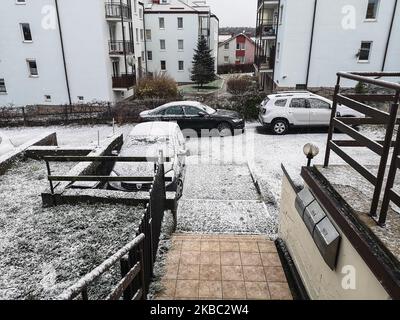 Autos, die nach dem ersten Schneefall in diesem Winter mit Schnee bedeckt sind, werden am 2. Dezember 2019 in Gdynia, Polen, gesehen (Foto: Michal Fludra/NurPhoto) Stockfoto