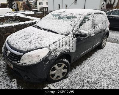 Dacia Sandero Auto bedeckt mit einem Schnee nach dem ersten Schneefall in diesem Winter wird in Gdynia, Polen am 2. Dezember 2019 gesehen (Foto von Michal Fludra/NurPhoto) Stockfoto