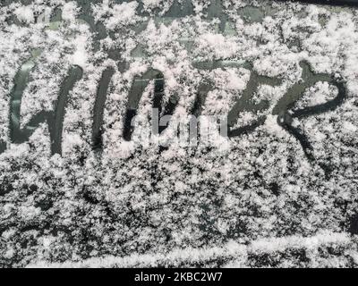 Auto mit Schnee bedeckt mit einer Winterbeschriftung auf der Windschutzscheibe nach dem ersten Schneefall in diesem Winter ist in Gdynia, Polen am 2. Dezember 2019 zu sehen (Foto: Michal Fludra/NurPhoto) Stockfoto