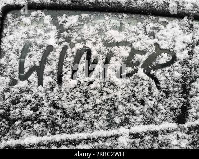 Auto mit Schnee bedeckt mit einer Winterbeschriftung auf der Windschutzscheibe nach dem ersten Schneefall in diesem Winter ist in Gdynia, Polen am 2. Dezember 2019 zu sehen (Foto: Michal Fludra/NurPhoto) Stockfoto