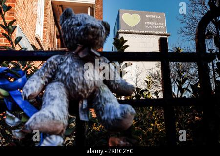 Ein Teddybären-Denkmal ist an Zäunen in der Nähe der Überreste des Grenfell Tower befestigt, der im Juni 2017 durch einen Brand zerstört wurde und am 2. Dezember 2019 in North Kensington in London, England, mit einer Folie umhüllt wurde. 72 Menschen starben bei dem Brand, dessen Schwere viele Anwohner später auf die Auswirkungen der jahrelangen Vernachlässigung der konservativen Regierung des Gebiets und seines sozialen Wohnraums zurückführten. Über Jahrzehnte, vertreten durch Abgeordnete der Konservativen Partei, fällt North Kensington in den parlamentarischen Wahlkreis Kensington, der derzeit am marginalsten in ganz England ist und die Tories vom Lab gewonnen hat Stockfoto