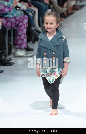 Ein Model läuft auf der Piste der Supreme Tamu Kollektion für Frühjahr und Sommer 2020 während der dritten jährlichen Toronto Kids Fashion Week Fashion Show am 30. November 2019 in Toronto, Kanada (Foto: Anatoliy Cherkasov/NurPhoto) Stockfoto