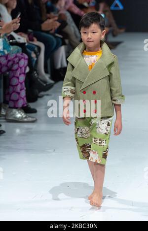 Ein Model läuft auf der Piste der Supreme Tamu Kollektion für Frühjahr und Sommer 2020 während der dritten jährlichen Toronto Kids Fashion Week Fashion Show am 30. November 2019 in Toronto, Kanada (Foto: Anatoliy Cherkasov/NurPhoto) Stockfoto