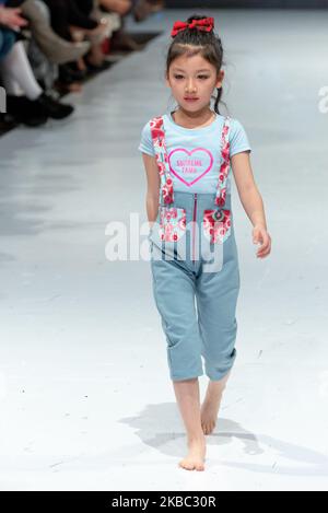 Ein Model läuft auf der Piste der Supreme Tamu Kollektion für Frühjahr und Sommer 2020 während der dritten jährlichen Toronto Kids Fashion Week Fashion Show am 30. November 2019 in Toronto, Kanada (Foto: Anatoliy Cherkasov/NurPhoto) Stockfoto