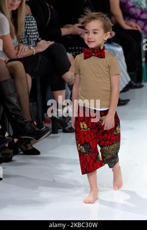 Ein Model läuft auf der Piste der Supreme Tamu Kollektion für Frühjahr und Sommer 2020 während der dritten jährlichen Toronto Kids Fashion Week Fashion Show am 30. November 2019 in Toronto, Kanada (Foto: Anatoliy Cherkasov/NurPhoto) Stockfoto