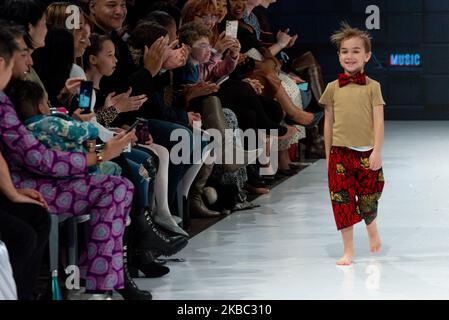 Ein Model läuft auf der Piste der Supreme Tamu Kollektion für Frühjahr und Sommer 2020 während der dritten jährlichen Toronto Kids Fashion Week Fashion Show am 30. November 2019 in Toronto, Kanada (Foto: Anatoliy Cherkasov/NurPhoto) Stockfoto