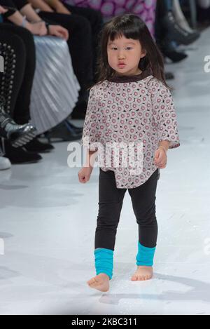 Ein Model läuft auf der Piste der Supreme Tamu Kollektion für Frühjahr und Sommer 2020 während der dritten jährlichen Toronto Kids Fashion Week Fashion Show am 30. November 2019 in Toronto, Kanada (Foto: Anatoliy Cherkasov/NurPhoto) Stockfoto