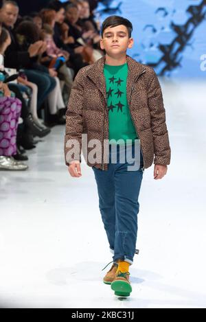 Ein Model läuft auf der Piste der Coyote Pretty Kollektion für Frühjahr und Sommer 2020 während der dritten jährlichen Toronto Kids Fashion Week Fashion Show am 30. November 2019 in Toronto, Kanada (Foto: Anatoliy Cherkasov/NurPhoto) Stockfoto