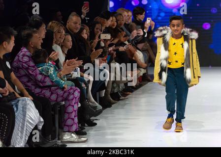 Ein Model läuft auf der Piste der Coyote Pretty Kollektion für Frühjahr und Sommer 2020 während der dritten jährlichen Toronto Kids Fashion Week Fashion Show am 30. November 2019 in Toronto, Kanada (Foto: Anatoliy Cherkasov/NurPhoto) Stockfoto