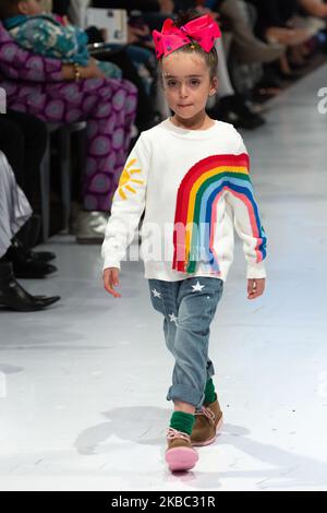 Ein Model läuft auf der Piste der Coyote Pretty Kollektion für Frühjahr und Sommer 2020 während der dritten jährlichen Toronto Kids Fashion Week Fashion Show am 30. November 2019 in Toronto, Kanada (Foto: Anatoliy Cherkasov/NurPhoto) Stockfoto