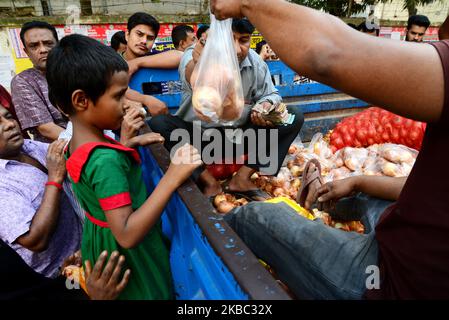 Am 02. Dezember 2019 trifft man sich in Dhaka, Bangladesch, um Zwiebel als Preissubventionierung zu kaufen. Der Zwiebelpreis hat mit $3 USD pro Kilogramm einen Rekordwert erreicht, ein zehnmal höherer Preis als vor sieben Monaten. Um die hohe Nachfrage nach Zwiebeln zu decken, verkaufte die Trading Corporation of Bangladesh (TCB) Zwiebeln zu einem subventionierten Preis in Bangladesch. (Foto von Mamunur Rashid/NurPhoto) Stockfoto