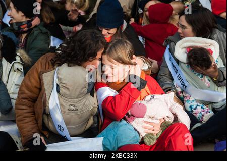 Eine Gruppe von Müttern aus dem Extinction Rebellion inszeniert am 02. Dezember 2019 in London, England, Massenproteste ‘Feed-in’ vor dem Hauptquartier der Labour Party. Die Demonstration ist Teil einer Reihe von Protesten vor den Parlamentswahlen vom 12. Dezember, in denen gefordert wird, dass die Klimanotstand von den wichtigsten politischen Parteien ganz oben auf die Tagesordnung gesetzt wird. (Foto von Wiktor Szymanowicz/NurPhoto) Stockfoto