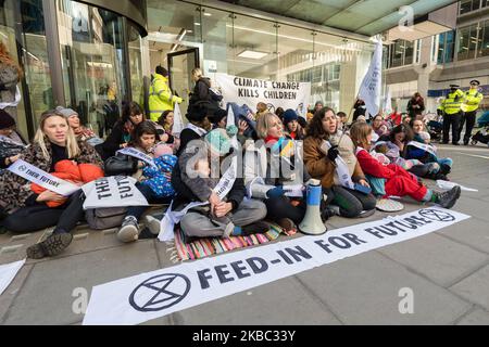 Eine Gruppe von Müttern aus dem Extinction Rebellion inszeniert am 02. Dezember 2019 in London, England, Massenproteste ‘Feed-in’ vor dem Hauptquartier der Labour Party. Die Demonstration ist Teil einer Reihe von Protesten vor den Parlamentswahlen vom 12. Dezember, in denen gefordert wird, dass die Klimanotstand von den wichtigsten politischen Parteien ganz oben auf die Tagesordnung gesetzt wird. (Foto von Wiktor Szymanowicz/NurPhoto) Stockfoto