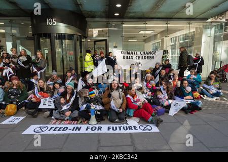 Eine Gruppe von Müttern aus dem Extinction Rebellion inszeniert am 02. Dezember 2019 in London, England, Massenproteste ‘Feed-in’ vor dem Hauptquartier der Labour Party. Die Demonstration ist Teil einer Reihe von Protesten vor den Parlamentswahlen vom 12. Dezember, in denen gefordert wird, dass die Klimanotstand von den wichtigsten politischen Parteien ganz oben auf die Tagesordnung gesetzt wird. (Foto von Wiktor Szymanowicz/NurPhoto) Stockfoto