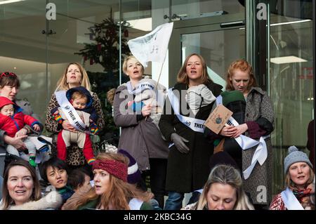 Eine Gruppe von Müttern aus dem Extinction Rebellion inszeniert am 02. Dezember 2019 in London, England, Massenproteste ‘Feed-in’ vor dem Hauptquartier der Labour Party. Die Demonstration ist Teil einer Reihe von Protesten vor den Parlamentswahlen vom 12. Dezember, in denen gefordert wird, dass die Klimanotstand von den wichtigsten politischen Parteien ganz oben auf die Tagesordnung gesetzt wird. (Foto von Wiktor Szymanowicz/NurPhoto) Stockfoto