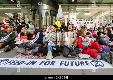 Eine Gruppe von Müttern aus dem Extinction Rebellion inszeniert am 02. Dezember 2019 in London, England, Massenproteste ‘Feed-in’ vor dem Hauptquartier der Labour Party. Die Demonstration ist Teil einer Reihe von Protesten vor den Parlamentswahlen vom 12. Dezember, in denen gefordert wird, dass die Klimanotstand von den wichtigsten politischen Parteien ganz oben auf die Tagesordnung gesetzt wird. (Foto von Wiktor Szymanowicz/NurPhoto) Stockfoto