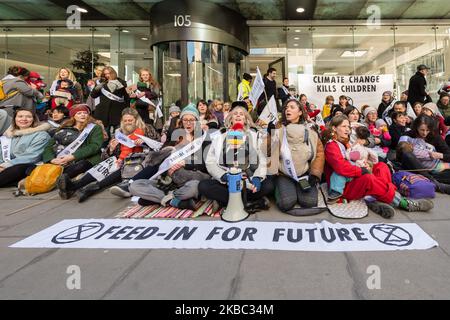 Eine Gruppe von Müttern aus dem Extinction Rebellion inszeniert am 02. Dezember 2019 in London, England, Massenproteste ‘Feed-in’ vor dem Hauptquartier der Labour Party. Die Demonstration ist Teil einer Reihe von Protesten vor den Parlamentswahlen vom 12. Dezember, in denen gefordert wird, dass die Klimanotstand von den wichtigsten politischen Parteien ganz oben auf die Tagesordnung gesetzt wird. (Foto von Wiktor Szymanowicz/NurPhoto) Stockfoto