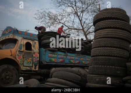 Am 02. Dezember 2019 laden Arbeiter Teile gebrauchter Reifen zum Recycling in Dhaka, Bangladesch, auf einen Lkw. (Foto von Syed Mahamudur Rahman/NurPhoto) Stockfoto