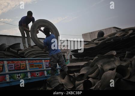 Am 02. Dezember 2019 laden Arbeiter Teile gebrauchter Reifen zum Recycling in Dhaka, Bangladesch, auf einen Lkw. (Foto von Syed Mahamudur Rahman/NurPhoto) Stockfoto