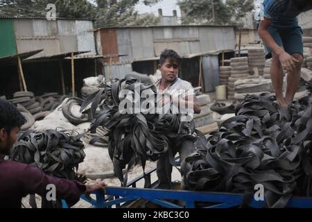 Am 02. Dezember 2019 laden Arbeiter Teile gebrauchter Reifen zum Recycling in Dhaka, Bangladesch, auf einen Lkw. (Foto von Syed Mahamudur Rahman/NurPhoto) Stockfoto