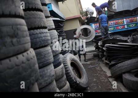 Am 02. Dezember 2019 laden Arbeiter Teile gebrauchter Reifen zum Recycling in Dhaka, Bangladesch, auf einen Lkw. (Foto von Syed Mahamudur Rahman/NurPhoto) Stockfoto