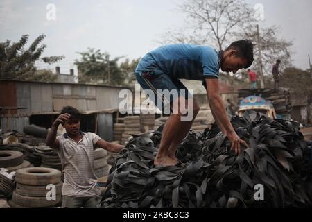 Am 02. Dezember 2019 laden Arbeiter Teile gebrauchter Reifen zum Recycling in Dhaka, Bangladesch, auf einen Lkw. (Foto von Syed Mahamudur Rahman/NurPhoto) Stockfoto