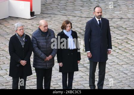 (R bis L) der französische Premierminister Edouard Philippe, die französische Verteidigungsministerin Florence Parly, der französische Außenminister Jean-Yves Le Drian und der französische Verteidigungsminister Genevieve Darrieussecq nehmen am 2. Dezember 2019 an einer feierlichen Zeremonie am Invalidendenkmal in Paris für die 13 in Mali getöteten französischen Soldaten Teil. Bei seinem größten militärischen Begräbnis seit Jahrzehnten ehrt Frankreich 13 Soldaten, die während einer Mission gegen Extremisten, die der Gruppe des Islamischen Staates angehören, bei der Kollision ihrer Hubschrauber über Mali getötet wurden. (Foto von Michel Stoupak/NurPhoto) Stockfoto