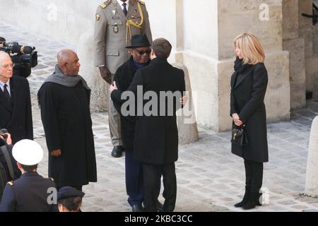 Der französische Präsident Emmanuel Macron (2R) umarmt Malis Präsident Ibrahim Boubacar Keita (3R), während Brigitte Macron am 2. Dezember 2019 im Vorfeld einer Zeremonie am Invalidendenkmal in Paris die 13 französischen Soldaten würdigt, die bei einem Hubschrauberunfall in Mali am 25. November ums Leben kamen. (Foto von Michel Stoupak/NurPhoto) Stockfoto