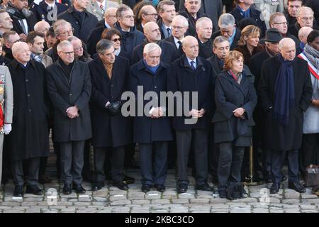 (R bis L) Laurent Fabius, der Präsident des verfassungsrates, die ehemalige französische Premierministerin Edith Cresson, Alain Juppe, der ehemalige französische Premierminister Jean-Pierre Raffarin und der ehemalige französische Premierminister Francois Fillon nehmen am 2. Dezember 2019 an einer feierlichen Zeremonie im Invalidendenkmal in Paris Teil, Für die 13 in Mali getöteten französischen Soldaten. Bei seinem größten militärischen Begräbnis seit Jahrzehnten ehrt Frankreich 13 Soldaten, die während einer Mission gegen Extremisten, die der Gruppe des Islamischen Staates angehören, bei der Kollision ihrer Hubschrauber über Mali getötet wurden. (Foto von Mi Stockfoto