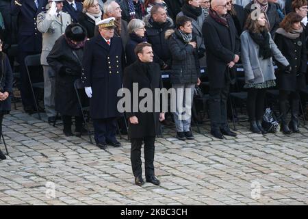 Frankreichs Präsident Emmanuel Macron steht vor den Särgen der 13 französischen Soldaten, die am 2. Dezember 2019 im Pariser Invalidendenkmal bei einer Tribute-Zeremonie getötet wurden. Bei seinem größten militärischen Begräbnis seit Jahrzehnten ehrt Frankreich 13 Soldaten, die während einer Mission gegen Extremisten, die der Gruppe des Islamischen Staates angehören, bei der Kollision ihrer Hubschrauber über Mali getötet wurden. (Foto von Michel Stoupak/NurPhoto) Stockfoto