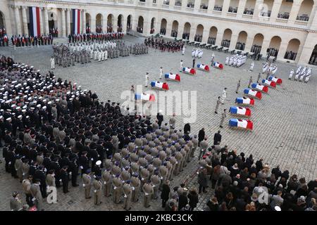 Soldaten, Beamte und Verwandte nehmen am 2. Dezember 2019 an einer Gedenkfeier am Invalidendenkmal in Paris für die 13 in Mali getöteten französischen Soldaten Teil. Bei seinem größten militärischen Begräbnis seit Jahrzehnten ehrt Frankreich 13 Soldaten, die während einer Mission gegen Extremisten, die der Gruppe des Islamischen Staates angehören, bei der Kollision ihrer Hubschrauber über Mali getötet wurden. (Foto von Michel Stoupak/NurPhoto) Stockfoto