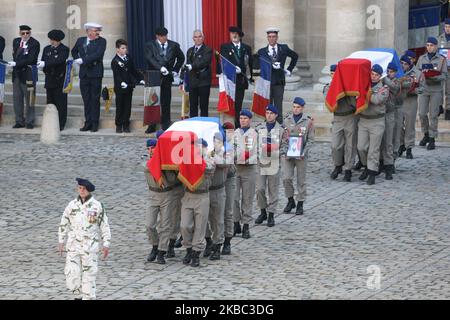 Soldaten tragen den Sarg der 13 französischen Soldaten, die bei einem Hubschrauberunfall in Mali während der Tribut-Zeremonie am Invalidendenkmal in Paris am 2. Dezember 2019 ums Leben kamen. Bei seinem größten militärischen Begräbnis seit Jahrzehnten ehrt Frankreich 13 Soldaten, die während einer Mission gegen Extremisten, die der Gruppe des Islamischen Staates angehören, bei der Kollision ihrer Hubschrauber über Mali getötet wurden. (Foto von Michel Stoupak/NurPhoto) Stockfoto